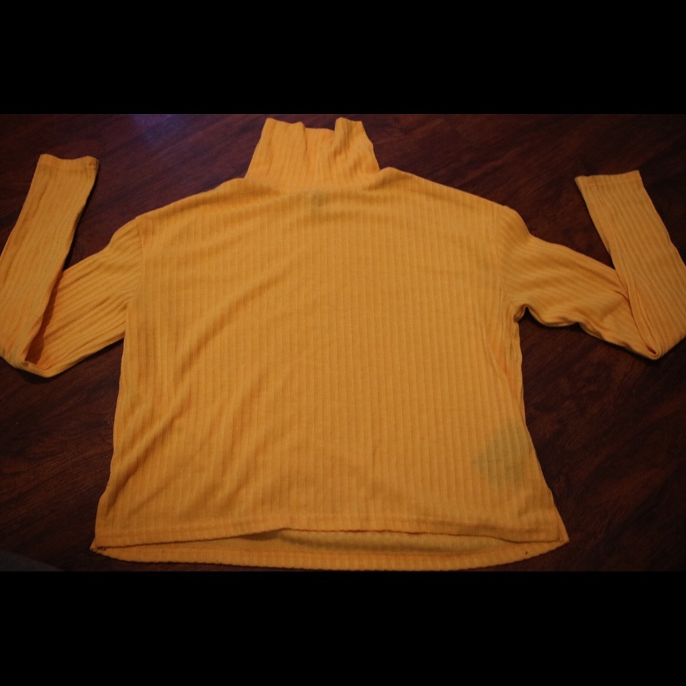 H&M’s Divided mustard yellow turtleneck crop top!